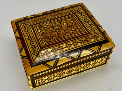 קופסת עץ משובצת בעבודת מרקנטרי, 10x8.5x4 ס״מ