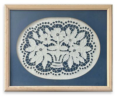 עבודת רקמה ממוסגרת עם פספרטו עגול, 45x56 ס״מ כולל המסגרת