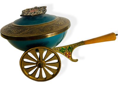 תמר, כלי פליז בציפוי אמייל בצורת עגלה עם תבליט ״שבת שלום״ על המכסה, 25x16x13 ס״מ, חתום