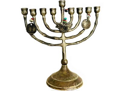 חנוכיית מתכת ישנה, 17x16 ס״מ