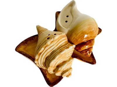 מלחיה ופלפליה בצורת קונכיות על מגש בצורת כוכב, פורצלן, 10x6x5 ס״מ, המגש 10x11 ס״מ