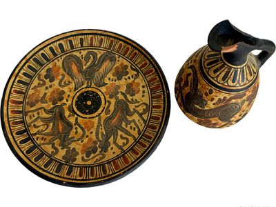 לוט 2 רפליקות יווניות מוזיאליות לפריטים עתיקים, חרס, קוטר הצלחת 17 ס״מ, הכד 13x8 ס״מ עם שבר בשפה