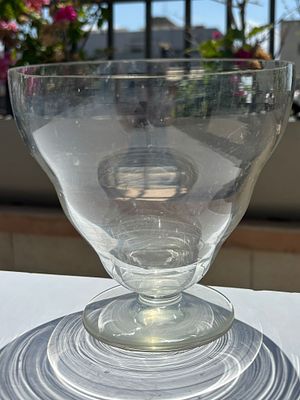 אגרטל זכוכית, 14x15 ס״מ, חתום בחריטה בבסיס