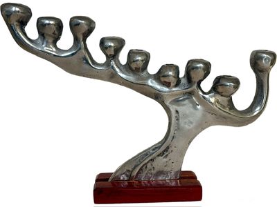 חנוכיה בעיצובו של דון דראם, אלומיניום יצוק על בסיס עץ, 27x37 ס״מ