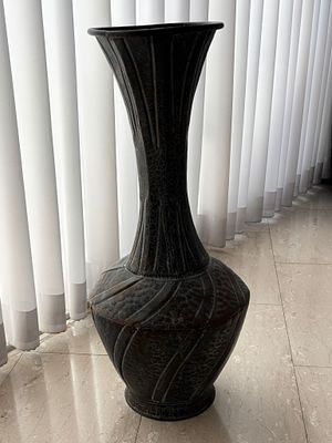 כד מתכת מעוטר ענק, 65x25 ס״מ