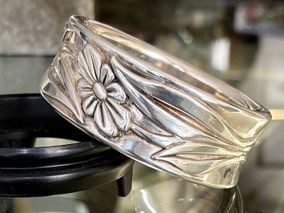 צמיד כסף קשיח, קוטר פנימי 6.6 ס״מ, קוטר חיצוני 7.8 ס״מ, רוחב 2.84 ס״מ, משקל 54 גרם, חתום 925 