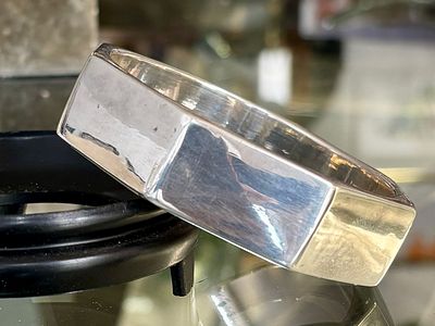 צמיד כסף קשיח, קוטר פנימי 65 ס״מ, קוטר חיצוני 7.4 ס״מ, רוחב 1.9 ס״מ, משקל 34.4 גרם, חתום 925 