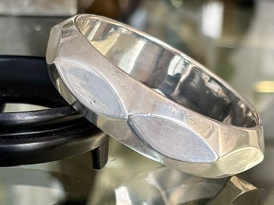 צמיד כסף קשיח, קוטר פנימי 6.3 ס״מ, קוטר חיצוני 7.4 ס״מ, רוחב 1.7 ס״מ, משקל 29.5 גרם, חתום 925 