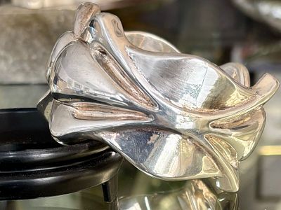 צמיד כסף קשיח, קוטר פנימי 6.4 ס״מ, קוטר חיצוני 7.8 ס״מ, רוחב 4.4 ס״מ, משקל 58.1 גרם, חתום 925 