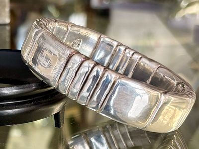 צמיד כסף קשיח, קוטר פנימי 6.3 ס״מ, קוטר חיצוני 7.7 ס״מ, רוחב 1.7 ס״מ, משקל 42.9 גרם, חתום 925 