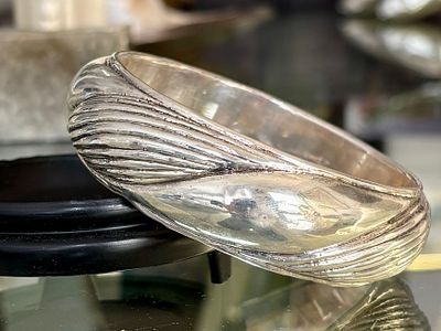 צמיד כסף קשיח, קוטר פנימי 7.2 ס״מ, קוטר חיצוני 8.8 ס״מ, רוחב 2.3 ס״מ, משקל 59.8 גרם, חתום 925 