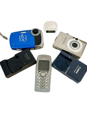 לוט הכולל 2 מצלמות דיגיטליות ומטענים תואמים, טלפון נוקיה ללא מטען ומד צעדים. ללא סוללות ולא 