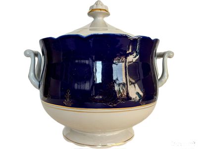 מרקיה לבנה בעיטורי קובלט וזהב, תוצרת מפעל הפורצלן הסובייטי קורוסטן, פורצלן, 24x24 ס״מ, חתומה