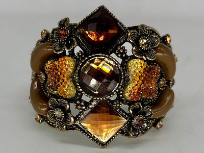 צמיד קפיצי מוזהב, מעוטר באבני חן, אליפטי, 5.5x6 ס״מ, גובה 6 ס״מ, חוסר קל