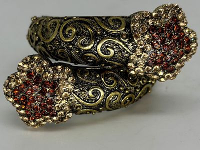 צמיד קפיצי מוזהב, מעוטר באבני חן, אליפטי, 5.5x4.5 ס״מ, גובה 4 ס״מ