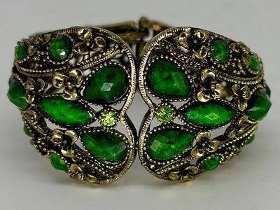 צמיד קפיצי מוזהב, מעוטר באבני חן, קוטר 5.5 ס״מ, גובה 4 ס״מ