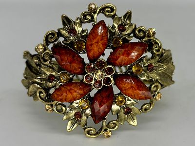 צמיד קפיצי מוזהב, מעוטר באבני חן, אליפטי, 5x6 ס״מ, גובה 5.5 ס״מ