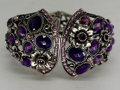 צמיד קפיצי מוכסף, מעוטר באבני חן, קוטר 5.8 ס״מ, גובה 4.2 ס״מ