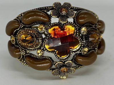 צמיד קפיצי מוזהב, מעוטר באבני חן, אליפטי, 5x6 ס״מ, גובה 5.5 ס״מ