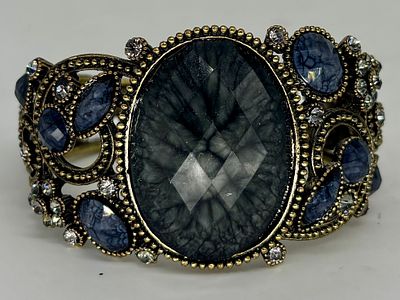 צמיד קפיצי מוזהב, מעוטר באבני חן, אליפטי, 5x6 ס״מ, גובה 4 ס״מ