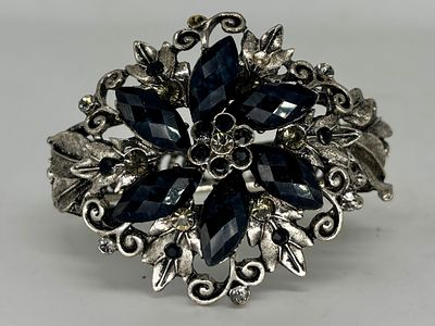 צמיד קפיצי מוכסף, מעוטר באבני חן, אליפטי, 6.3x4.2 ס״מ, גובה 5.8 ס״מ