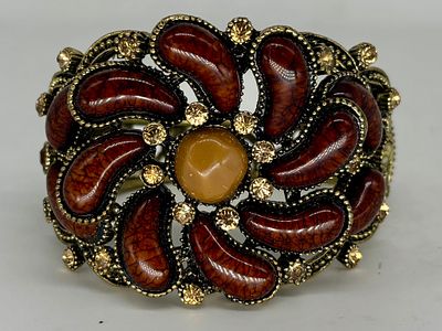 צמיד קפיצי מוזהב, מעוטר באבני חן, אליפטי, 6x4.4 ס״מ, גובה 5 ס״מ