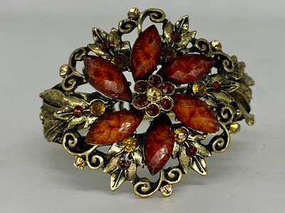 צמיד קפיצי מוזהב, מעוטר באבני חן, אליפטי, 5x6 ס״מ, גובה 5.5 ס״מ