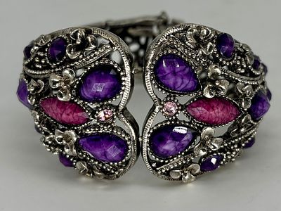 צמיד קפיצי מוכסף, מעוטר באבני חן, אליפטי, 5x6 ס״מ, גובה 4 ס״מ