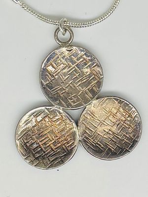 תליון מוכסף מרוקע, בקוטר 2.4 ס״מ, על שרשרת כסף 925 באורך 60 ס״מ, חתומה