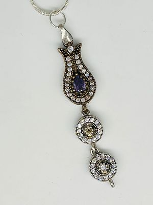 תליון מוזהב משובץ, בקוטר 4.5x1 ס״מ, על שרשרת כסף 925 באורך 60 ס״מ, חתומה