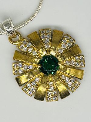 תליון כסף 925 משובץ, בקוטר 2 ס״מ, חתום, על שרשרת כסף 925 באורך 60 ס״מ, חתומה