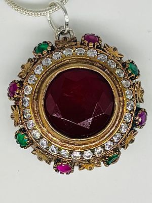 תליון כסף 925 משובץ, בקוטר 2 ס״מ, חתום, על שרשרת כסף 925 באורך 60 ס״מ, חתומה