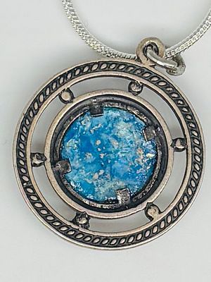 תליון מוכסף משובץ, בקוטר 2 ס״מ, חתום, על שרשרת כסף 925 באורך 40 ס״מ, חתומה