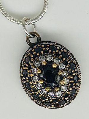 תליון כסף 925 משובץ, 1.5x1 ס״מ, חתום, על שרשרת כסף 925 באורך 40 ס״מ, חתומה