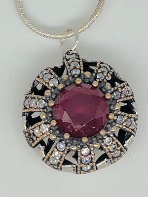 תליון כסף 925 משובץ, בקוטר 1.5 ס״מ, חתום, על שרשרת כסף 925 באורך 60 ס״מ, חתומה