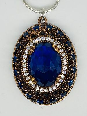 תליון כסף 925 משובץ, 3x2.5 ס״מ, חתום, על שרשרת כסף 925 באורך 60 ס״מ, חתומה