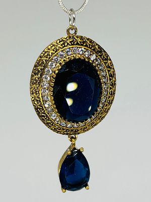 תליון מוזהב ומשובץ, 5x2.5 ס״מ, על שרשרת כסף 925 באורך 58 ס״מ, חתומה