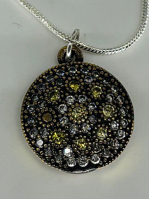 תליון כסף 925 משובץ, בקוטר 1.5 ס״מ, חתום, על שרשרת כסף 925 באורך 40 ס״מ, חתומה