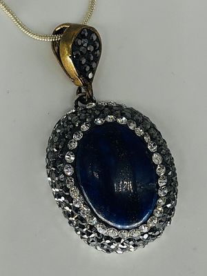 תליון מוכסף ומשובץ, 4.5x2.5 ס״מ, על שרשרת כסף 925 באורך 58 ס״מ, חתומה, דפיקה מאחורי התליון