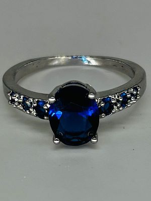 טבעת מוזהבת משובצת, מידה 8