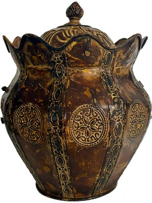 כלי מתכת ישן עם תבליטים, 29x22 ס״מ, חוסר בידיות