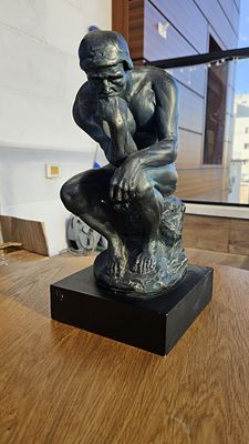 "האדם החושב" 
פסל מרשים 
ע"פ פסל של אוגוסט רודן 
גובה כולל הבסיס: 33 ס"מ 
עשוי חומר יצוק