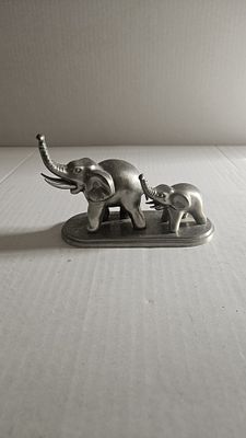 פסל פילים ממתכת