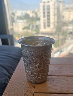 כוס קידוש ישנה עשויה כסף סטרלינג 925 
הזהבה פנימית 
עקמומיות בתחתית(מצולם) 
משקל 52 גרם 
חתום