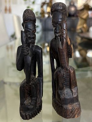 לוט 2 פסלי דמויות מגולפות מכל צדדיהן, עץ, הדמות הגבוהה 15x5.5x4 ס״מ והנמוכה 14x5.5x3 ס״מ
