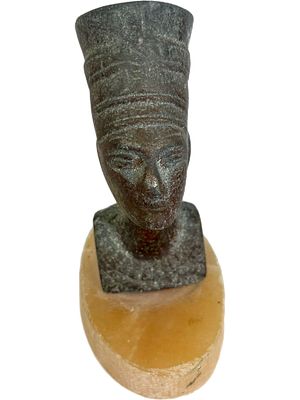 פסל נפרטיטי, ברונזה על בסיס שיש, 11x6x12.5 ס״מ, חימצון