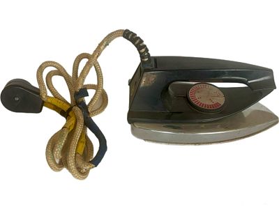 מגהץ פיליפס ישן, 22x10x10 ס״מ, נדלק ופולט חום