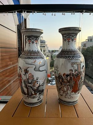 זוג כדים סינים עתיקים 
המאה הקודמת 
מעוטרים בציורים 
במצב מושלם 
גובה 