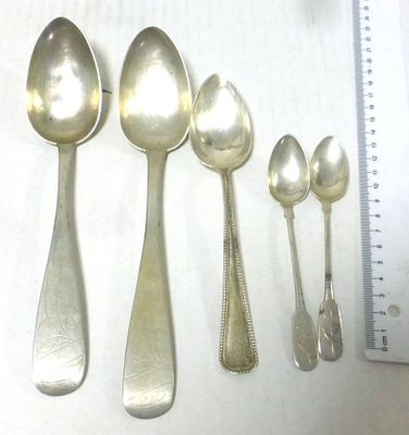 Lot of silver 12 and other cuttlery items. 3 spoons, 2 teaspoons, 208 gm