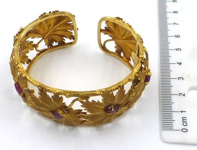 18K gold bracelet shaped like vine leaves. set with 5 rubbies cabochons, 56.6 gm
